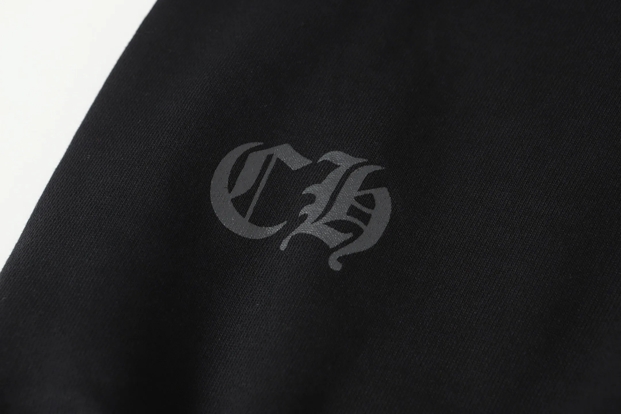 P210 Round neck sweatshirt. Remember to note sweatshirt when ordering #Y2902 Cross-border running quantity model. Please do not place an order if you pursue perfection. -Chrome Hearts/Chrome Hearts 23ss Sanskrit printed popular round neck sweatshirt -High weight, high density and high quality. The wool is soft, delicate and skin-friendly. Soft and silky to the touch. Excellent warmth and skin-friendliness. -Colour: black white -Size: S M L XL